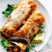 Veggieenchiladas带叉盘