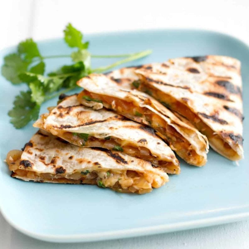 griled Barbque洋葱和冒烟GoudaQuesadillas图片