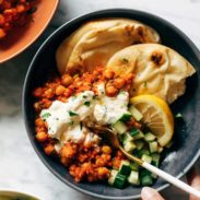 照片Harissa Chickpeas与WhippedFeta