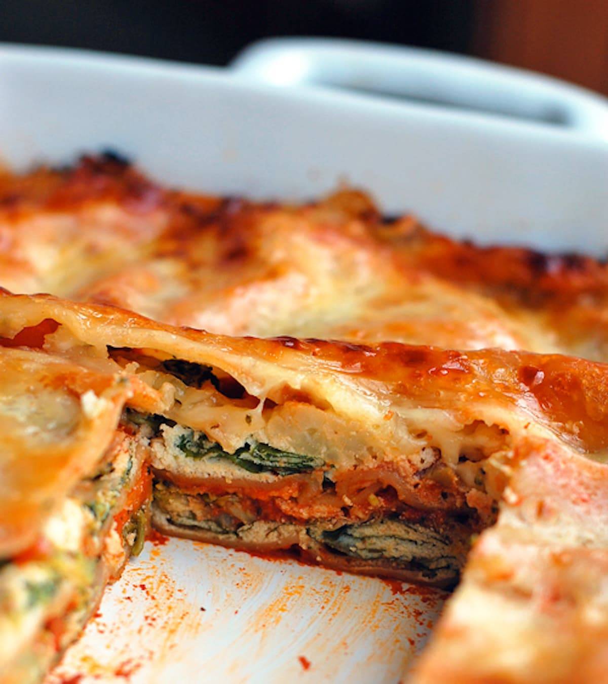 Veggie lasagna全切西红柿、胡萝卜、cauli花、spach、ricotta茄子和番茄酱